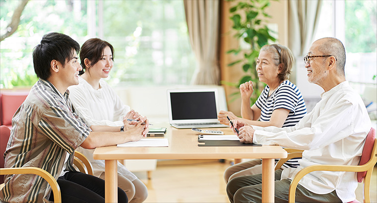 ご両親へ説明しているイメージ