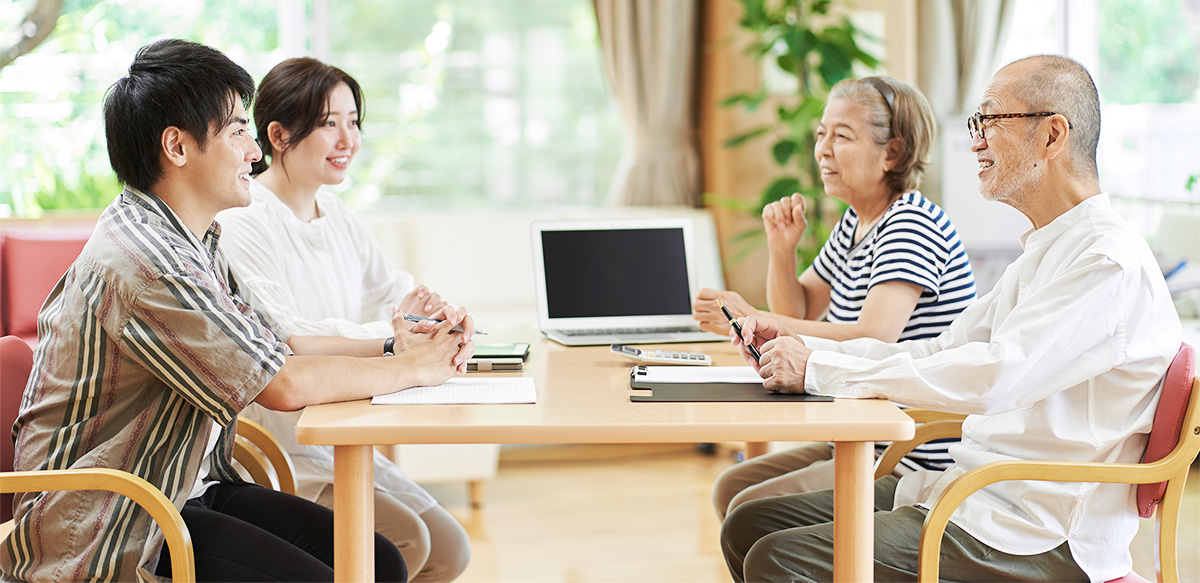 ご両親へ見守りとピースサインについて説明している様子